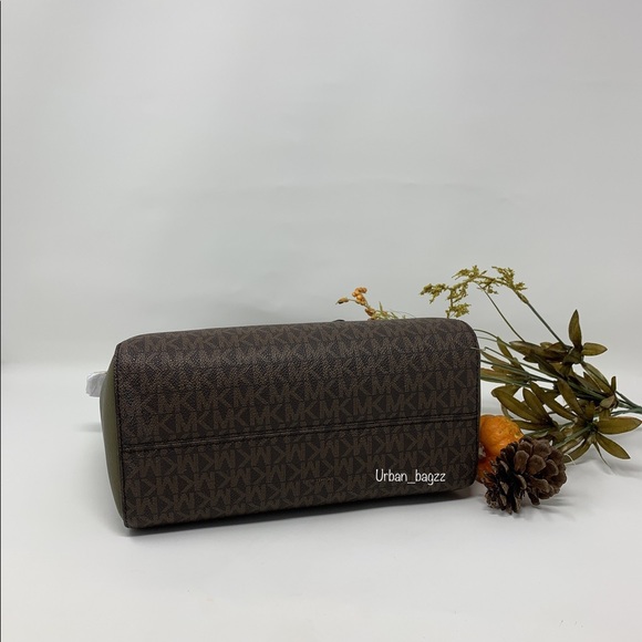 Michael Kors Ciara Medium Messenger - Picture 4 of 8